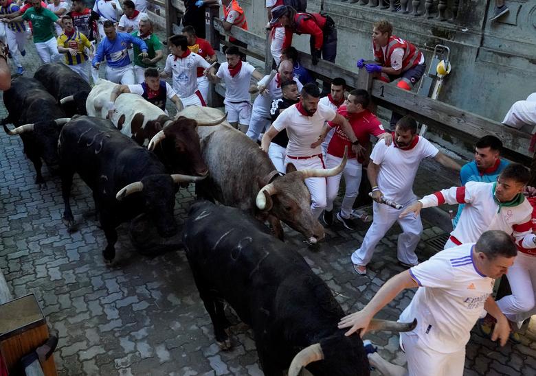 Hình ảnh Tây Ban Nha mở lễ hội đua với bò tót đầu tiên sau 3 năm - Ảnh 2.