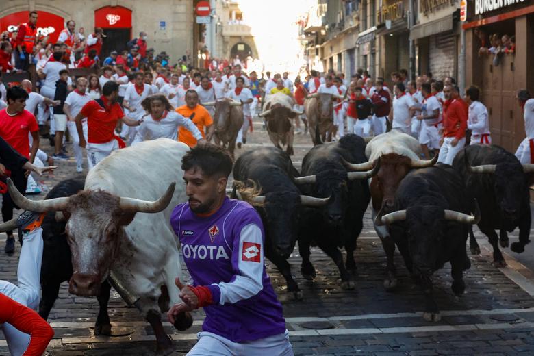Hình ảnh Tây Ban Nha mở lễ hội đua với bò tót đầu tiên sau 3 năm - Ảnh 4.