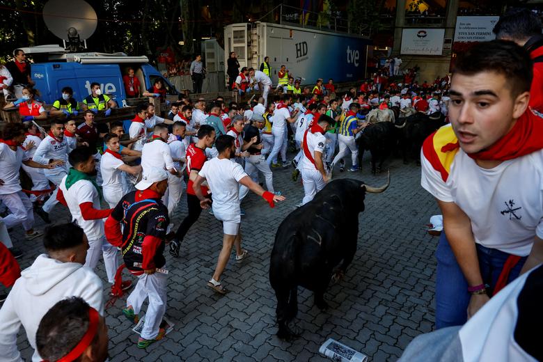Hình ảnh Tây Ban Nha mở lễ hội đua với bò tót đầu tiên sau 3 năm - Ảnh 9.