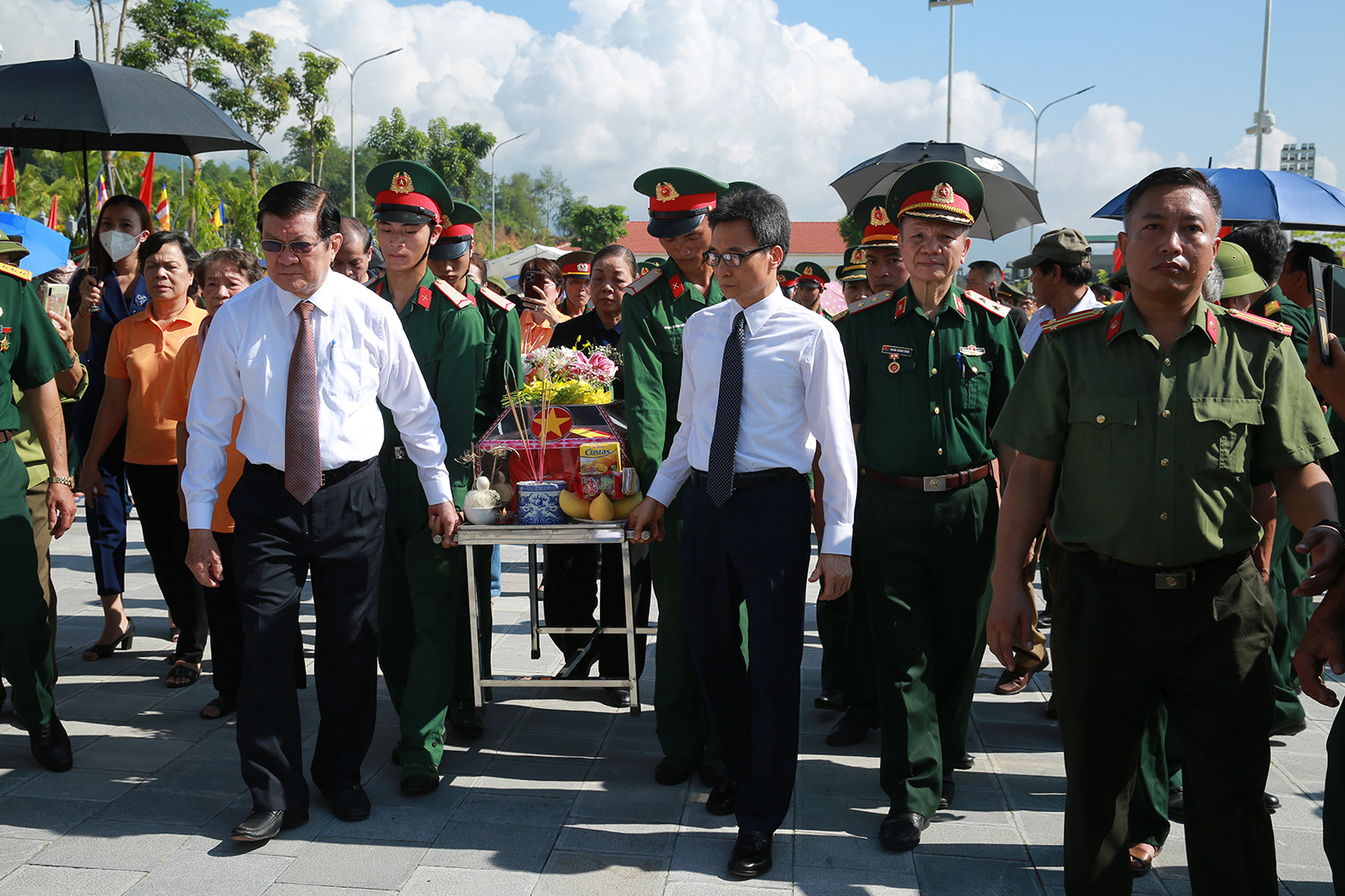 Nguyên Chủ tịch nước Trương Tấn Sang dự lễ truy điệu, an táng liệt sĩ tại nghĩa trang Vị Xuyên - Ảnh 2.