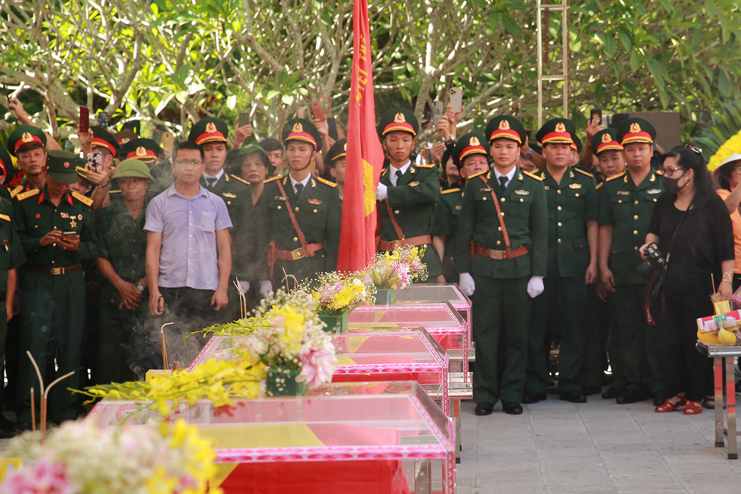Nguyên Chủ tịch nước Trương Tấn Sang dự lễ truy điệu, an táng liệt sĩ tại nghĩa trang Vị Xuyên - Ảnh 5.