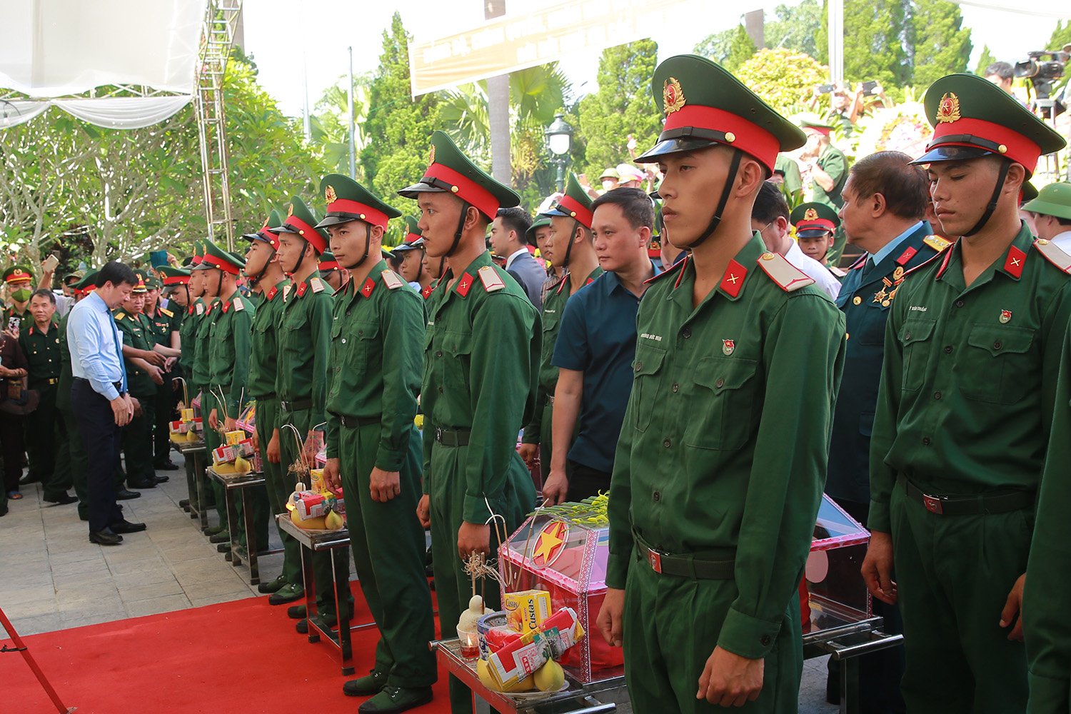 Nguyên Chủ tịch nước Trương Tấn Sang dự lễ truy điệu, an táng liệt sĩ tại nghĩa trang Vị Xuyên - Ảnh 6.