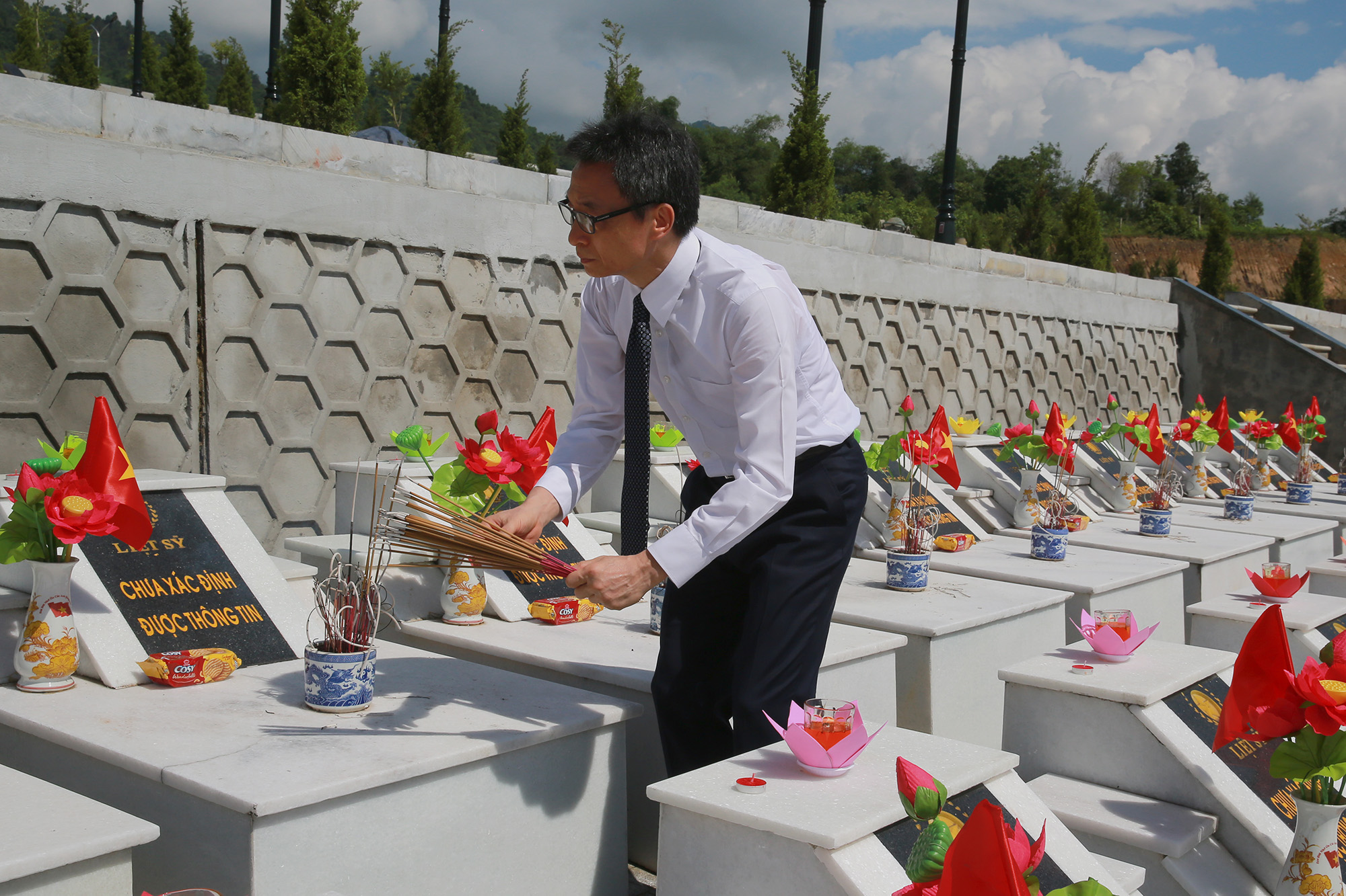 Nguyên Chủ tịch nước Trương Tấn Sang dự lễ truy điệu, an táng liệt sĩ tại nghĩa trang Vị Xuyên - Ảnh 8.