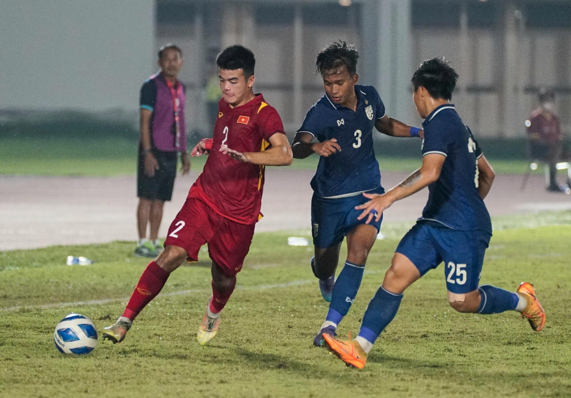 U19 Việt Nam suýt thua U19 Thái Lan, HLV Đinh Thế Nam nói gì? - Ảnh 1.