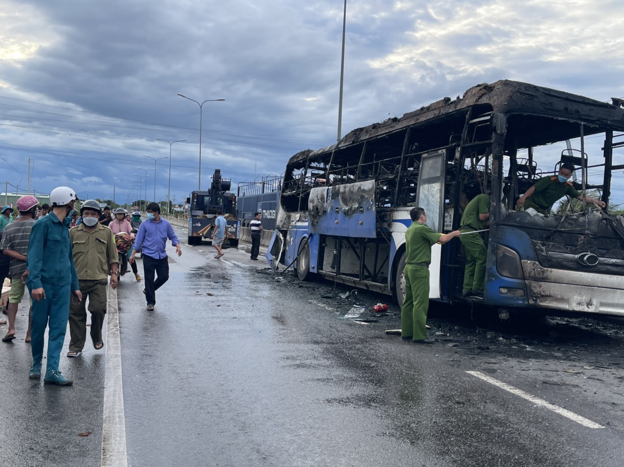 Bình Thuận: Xe chở hơn 40 người cháy trên Quốc lộ 1, hành khách hoảng loạn tìm cách thoát thân - Ảnh 1.