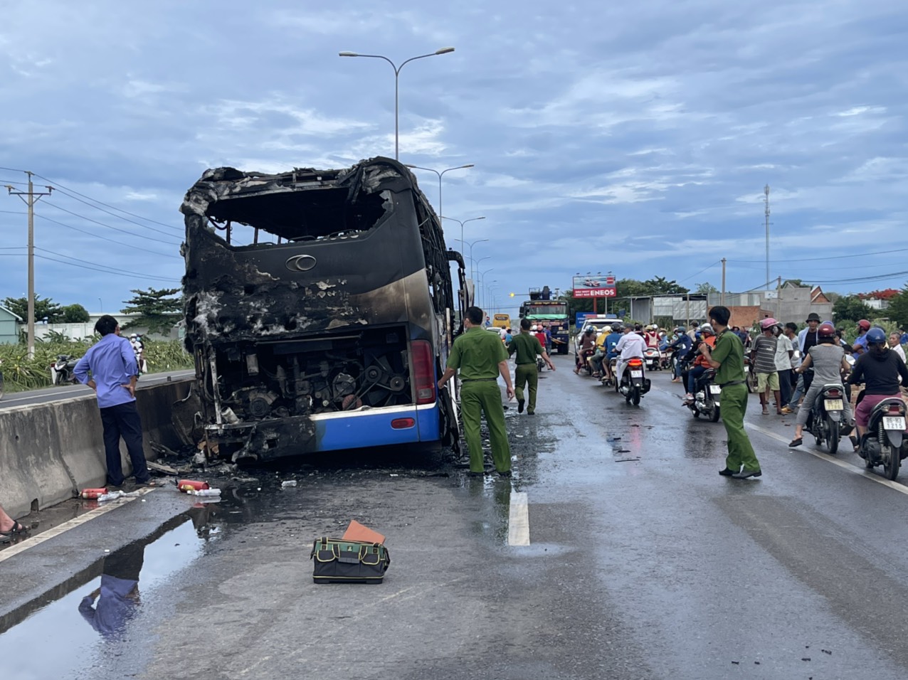Bình Thuận: Xe chở hơn 40 người cháy trên Quốc lộ 1, hành khách hoảng loạn tìm cách thoát thân - Ảnh 2.