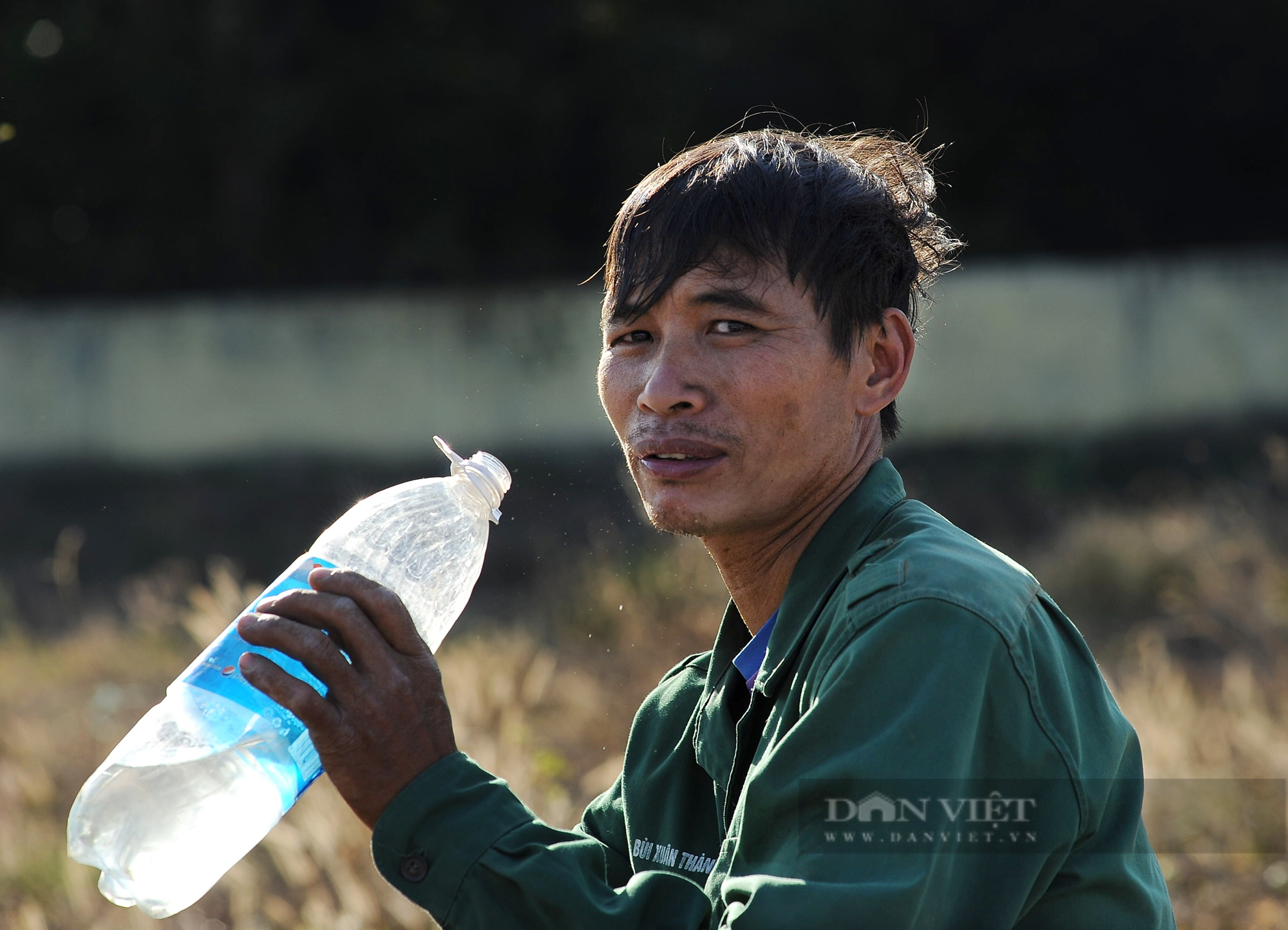 Nhọc nhằn nghề làm &quot;Cu li&quot; - Ảnh 9.