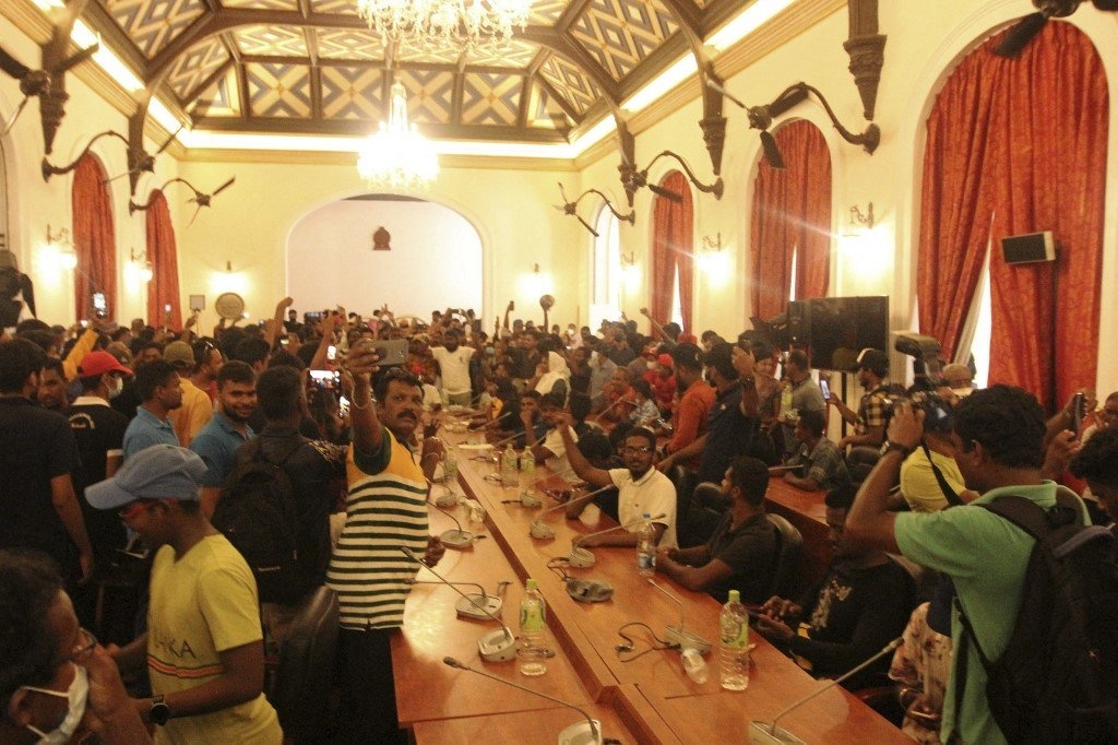 Người biểu tình nấu ăn, phơi đồ trong dinh thự của thủ tướng Sri Lanka - Ảnh 8.