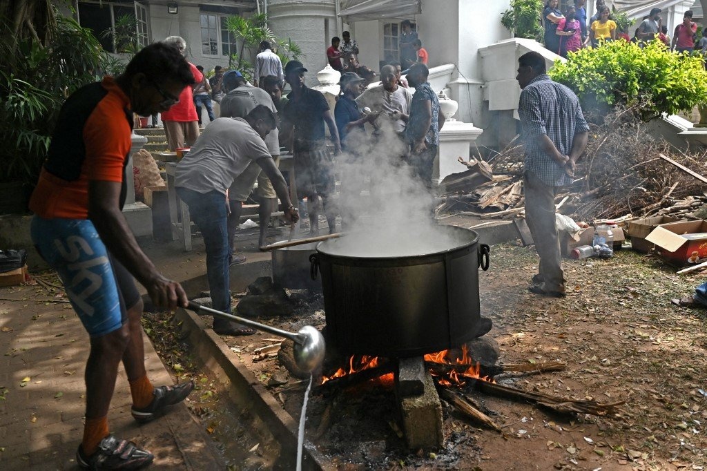 Người biểu tình nấu ăn, phơi đồ trong dinh thự của thủ tướng Sri Lanka - Ảnh 2.