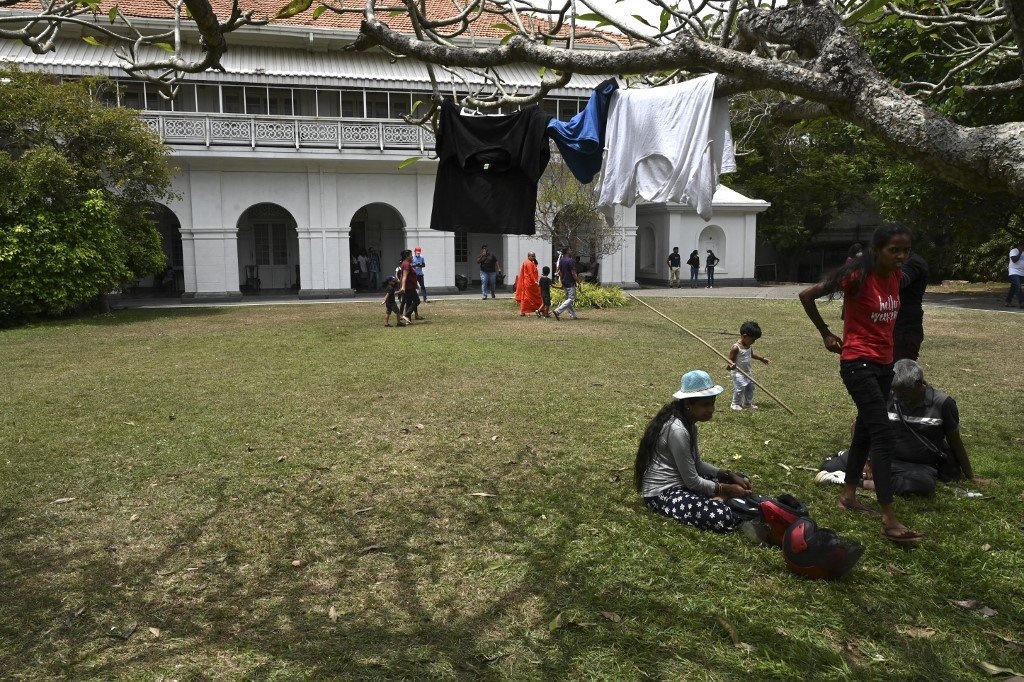 Người biểu tình nấu ăn, phơi đồ trong dinh thự của thủ tướng Sri Lanka - Ảnh 1.