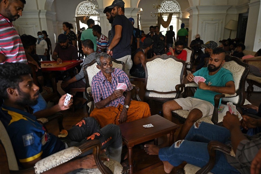 Người biểu tình nấu ăn, phơi đồ trong dinh thự của thủ tướng Sri Lanka - Ảnh 3.