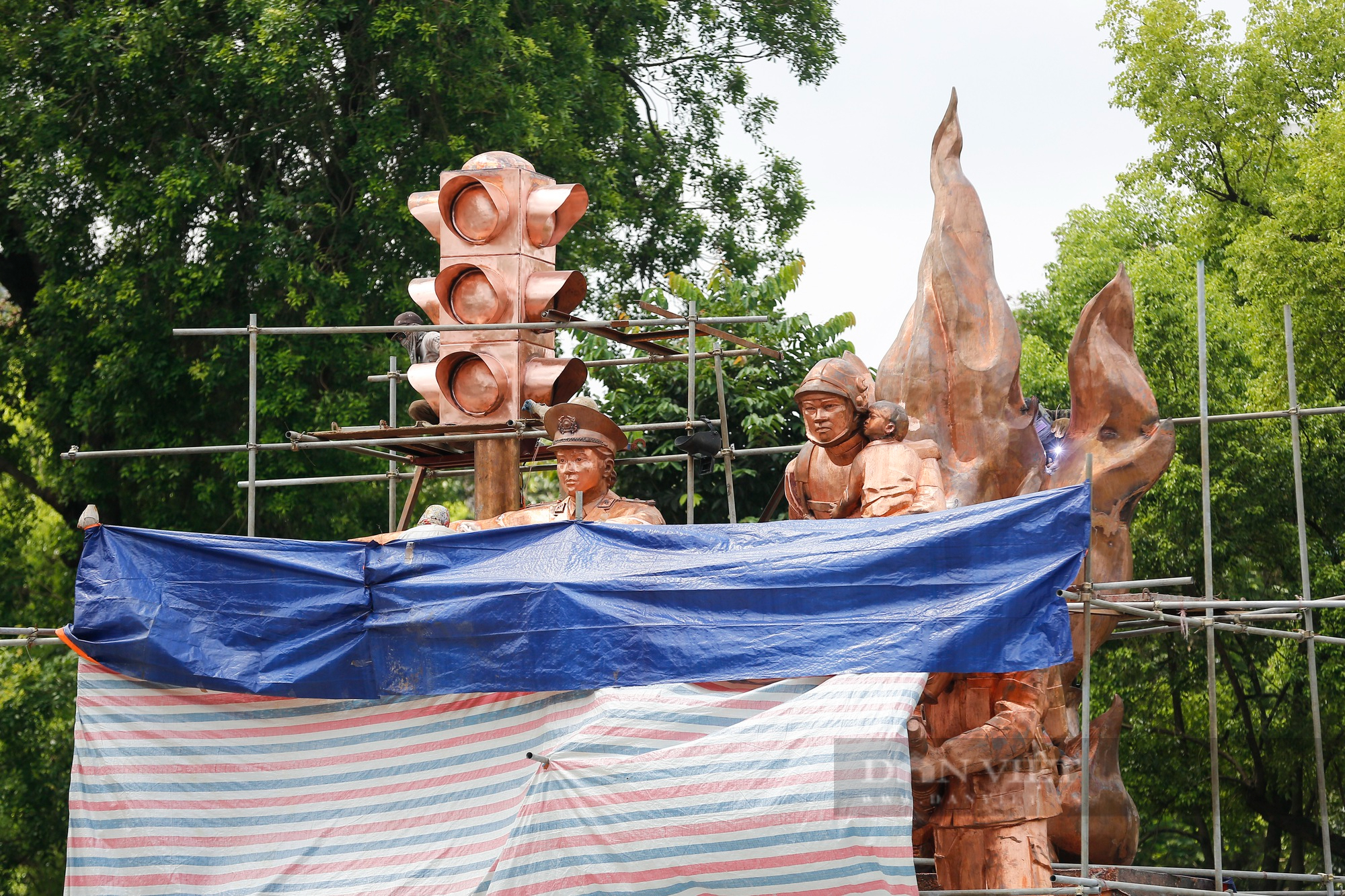 Người Hà Nội nói gì về việc dựng tượng đài chiến sĩ CSGT và PCCC tại công viên Thống Nhất? - Ảnh 3.