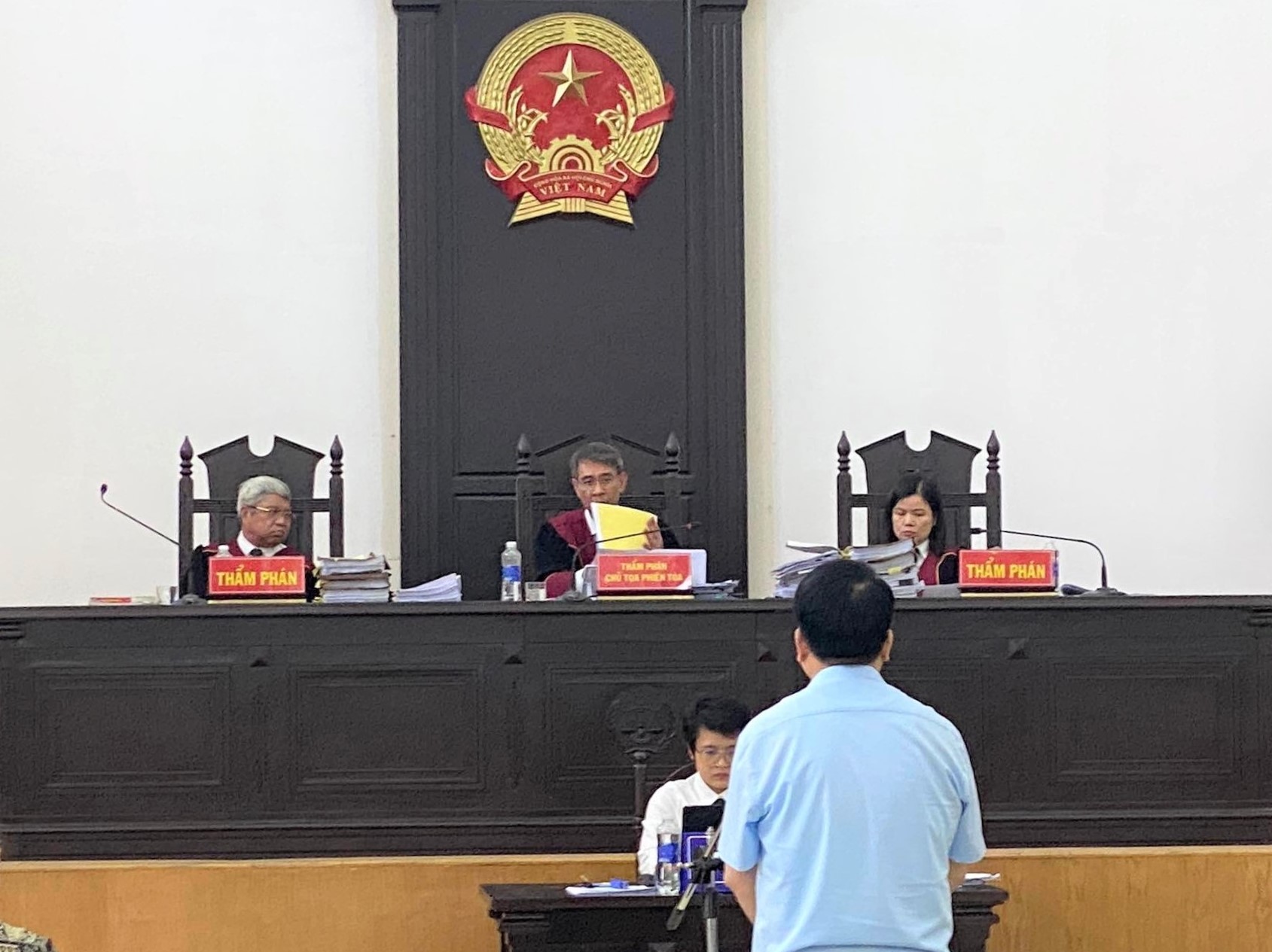 Tòa án đã nhận giấy khen của cựu Chủ tịch Hà Nội Nguyễn Đức Chung - Ảnh 2.