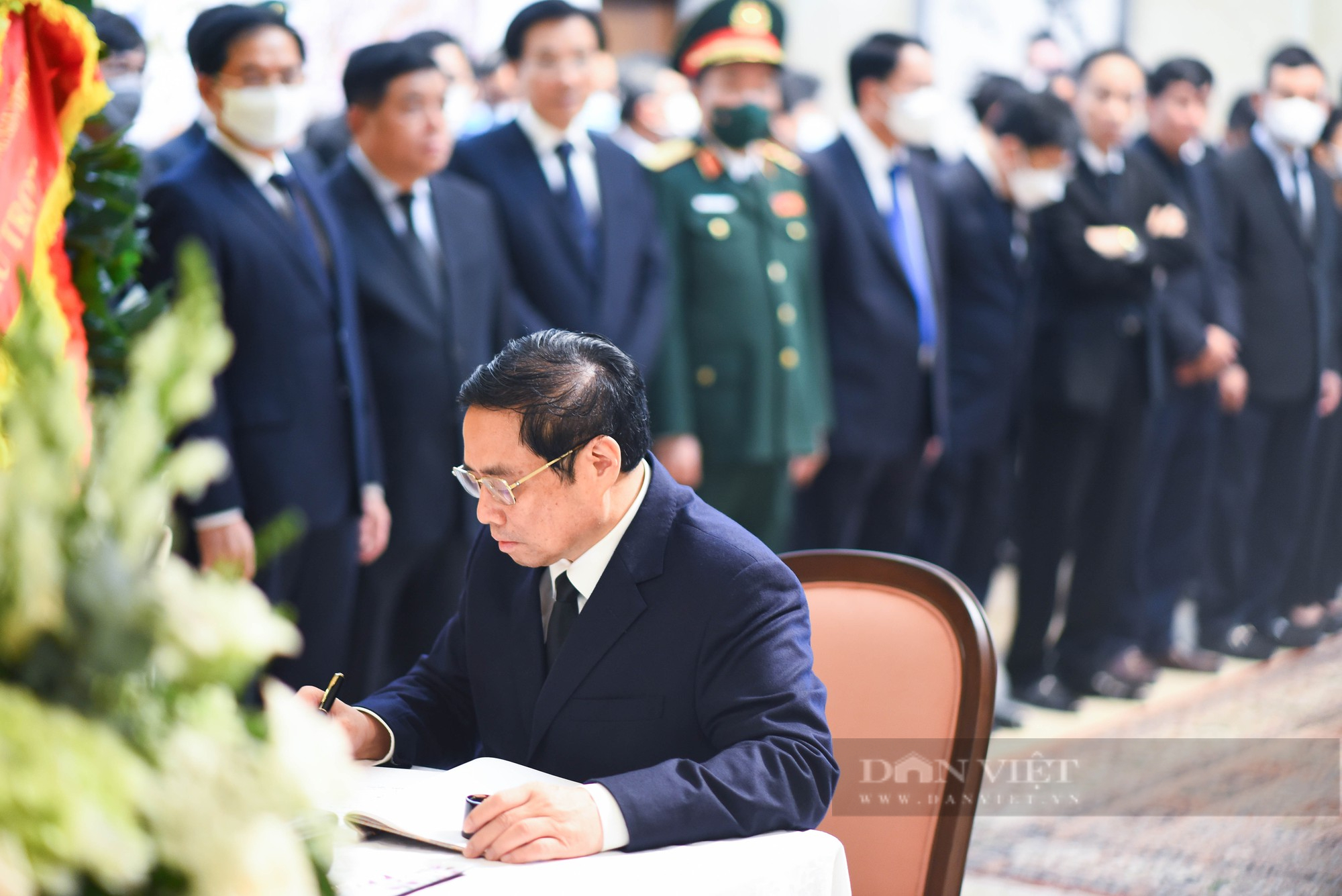 Ảnh: Chủ tịch nước, Thủ tướng ghi sổ tưởng niệm cố Thủ tướng Nhật Bản Abe Shinzo  - Ảnh 6.