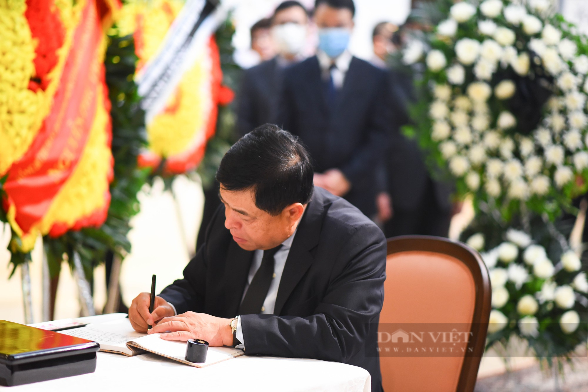 Ảnh: Chủ tịch nước, Thủ tướng ghi sổ tưởng niệm cố Thủ tướng Nhật Bản Abe Shinzo  - Ảnh 9.
