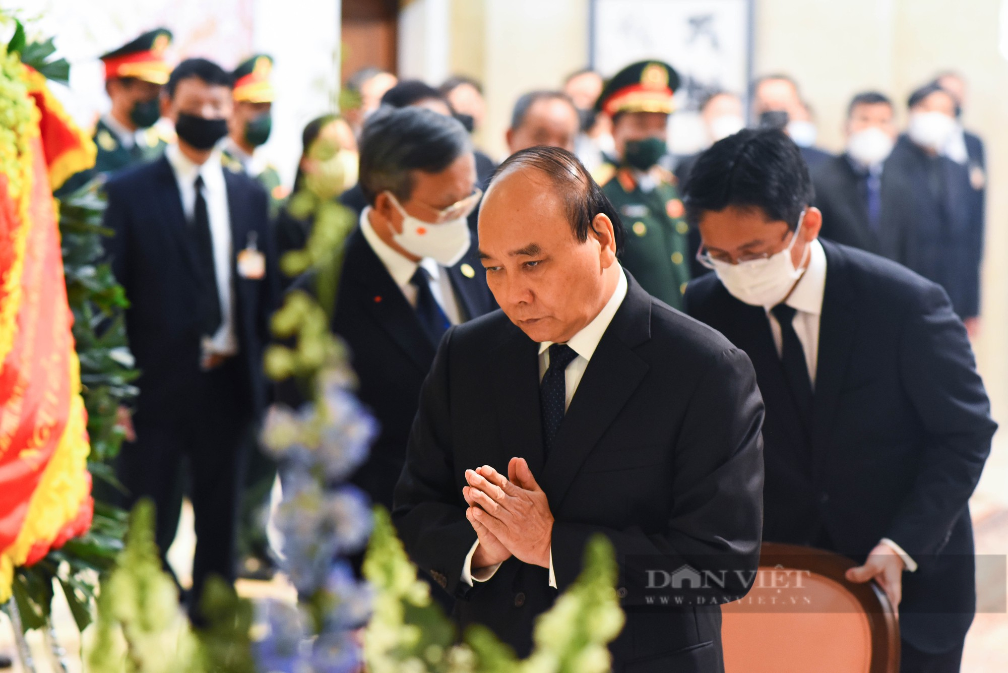 Ảnh: Chủ tịch nước, Thủ tướng ghi sổ tưởng niệm cố Thủ tướng Nhật Bản Abe Shinzo  - Ảnh 2.
