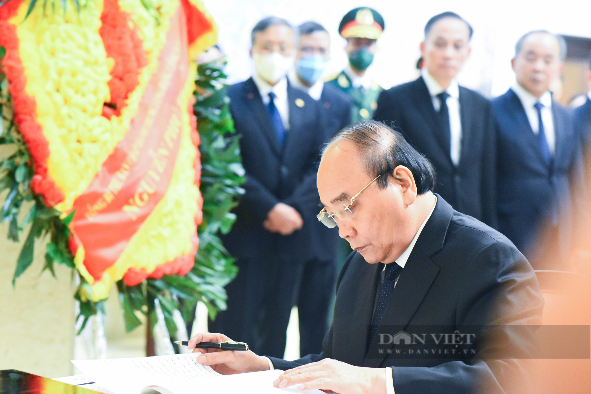 Ảnh: Chủ tịch nước, Thủ tướng ghi sổ tưởng niệm cố Thủ tướng Nhật Bản Abe Shinzo  - Ảnh 3.