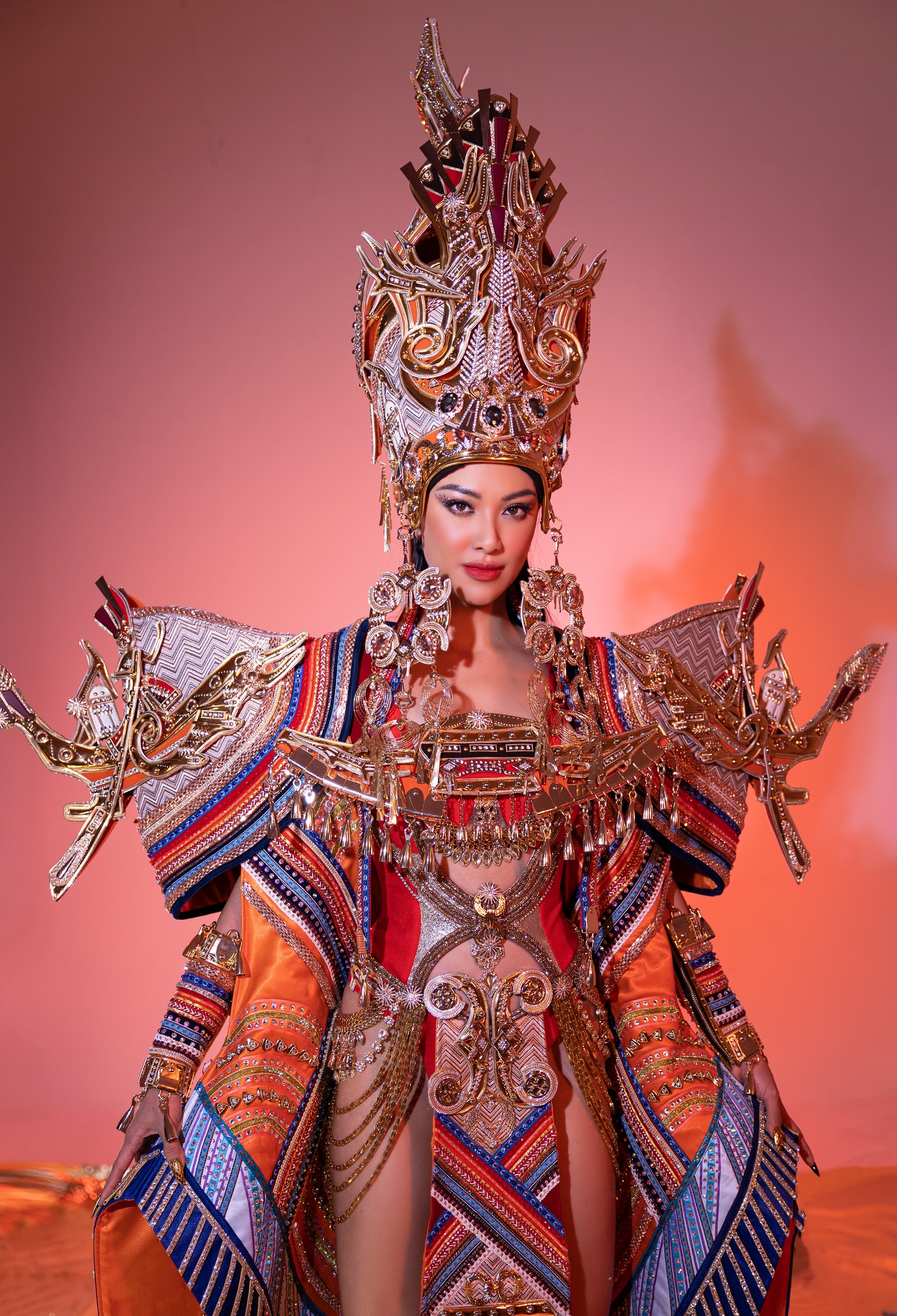 Cận cảnh trang phục dân tộc nặng 30kg của Kim Duyên tại Miss Supranational 2022 - Ảnh 1.