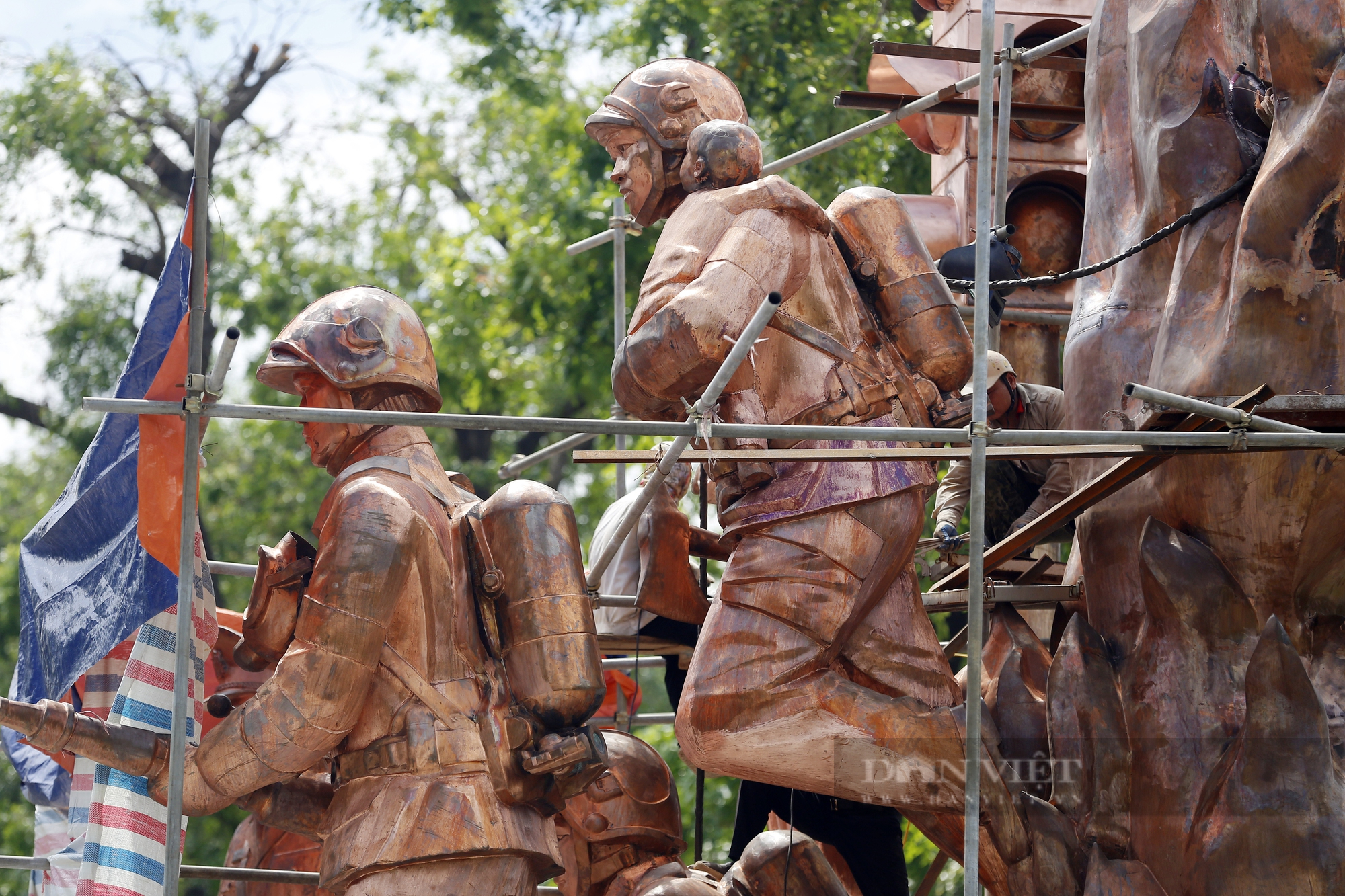 Cận cảnh tượng đài chiến sĩ CSGT và PCCC đang được xây dựng tại công viên Thống Nhất - Ảnh 8.