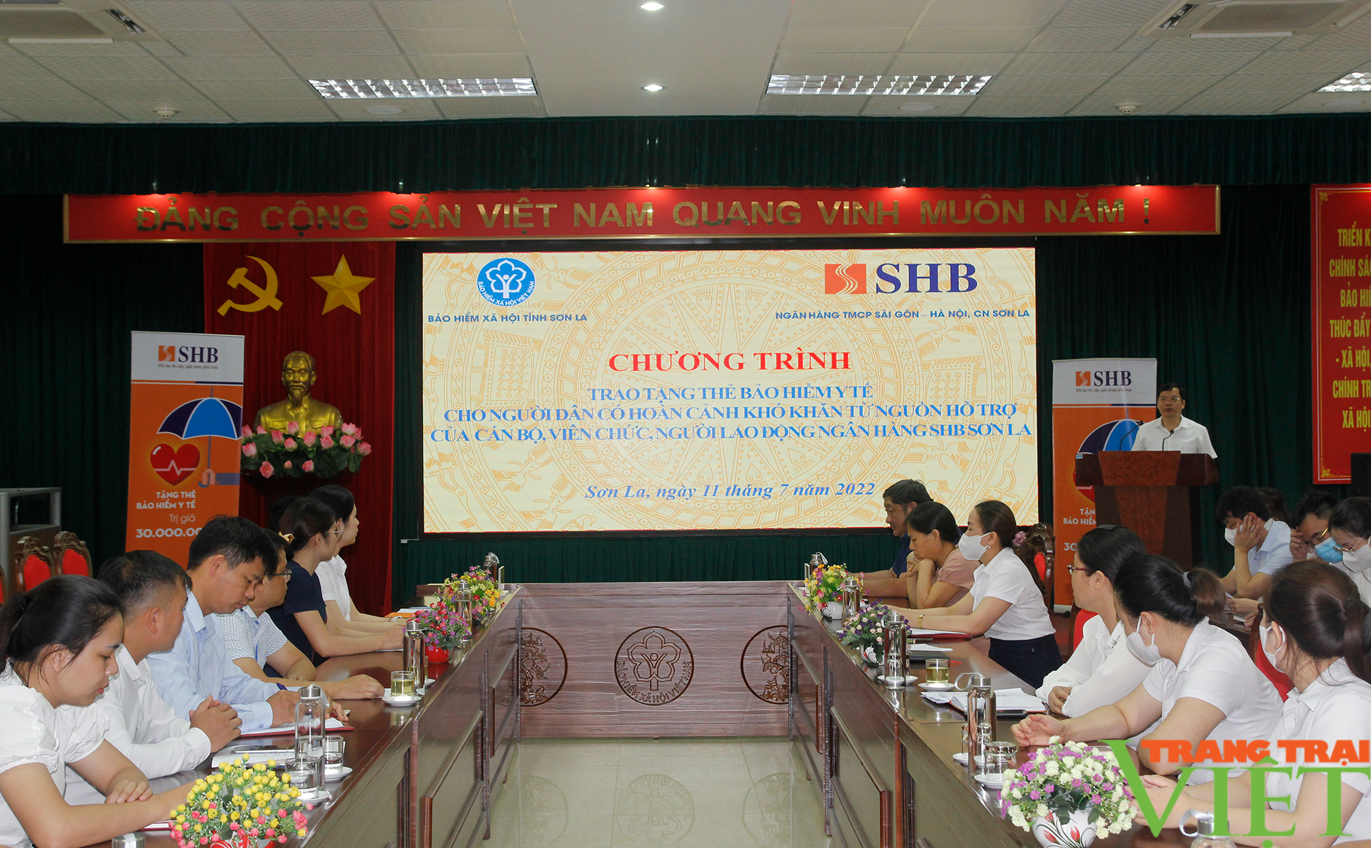 BHXH tỉnh Sơn La: Tặng thẻ BHYT cho người dân có hoàn cảnh khó khăn - Ảnh 1.