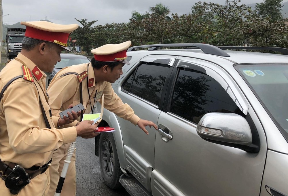 Mức phạt không thắt dây an toàn khi đi ô tô năm 2022, có phải mọi vị trí đều phải thắt? - Ảnh 2.