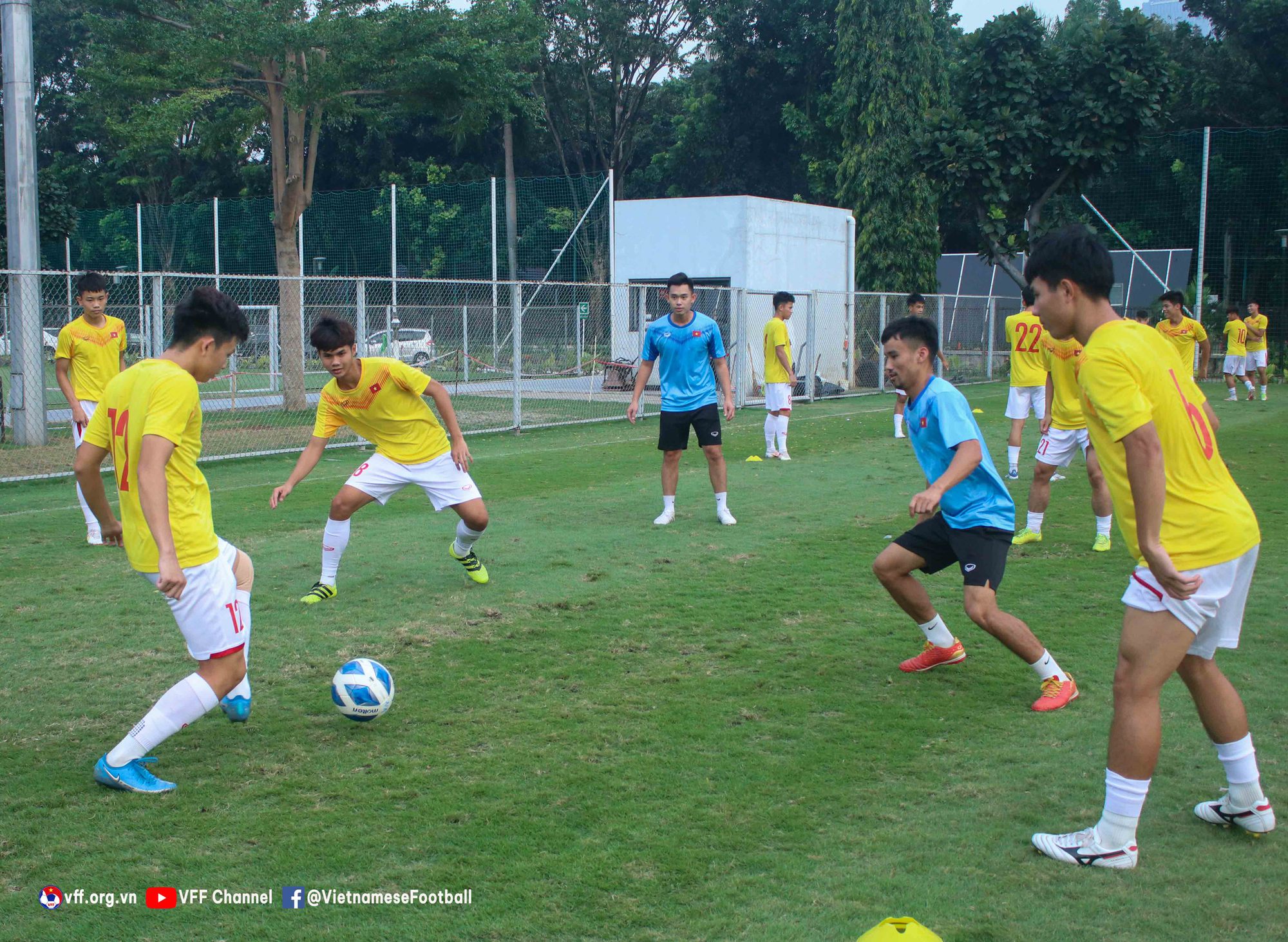 U19 Việt Nam tập &quot;đấu súng&quot; chuẩn bị gặp U19 Malaysia ở bán kết - Ảnh 1.