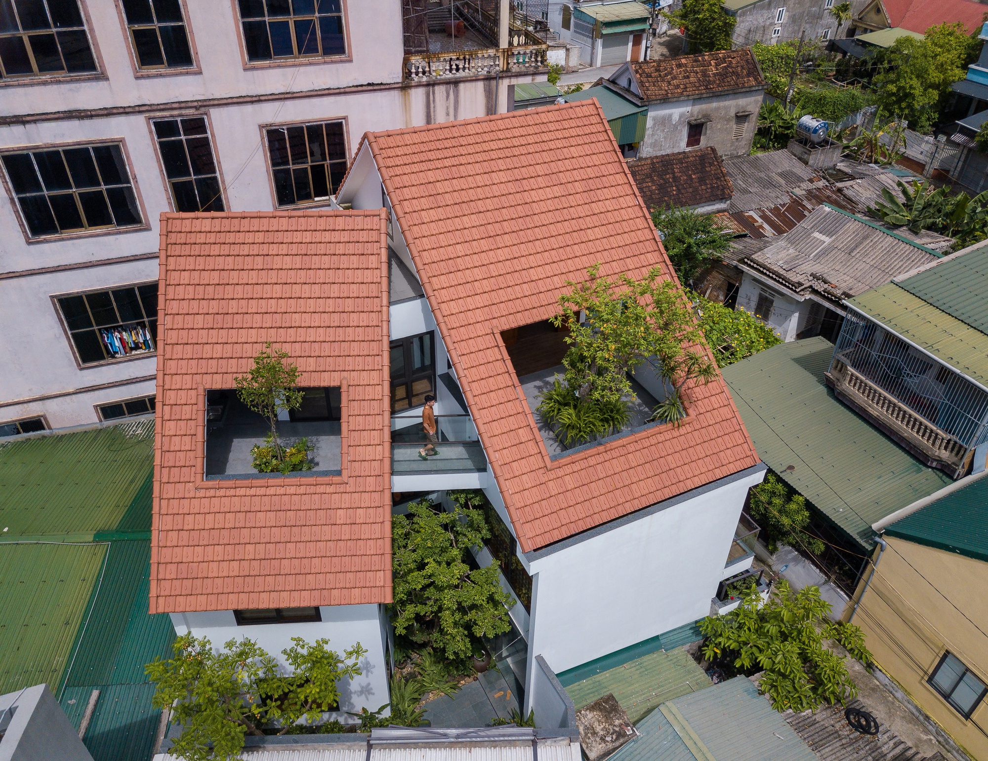 Độc đáo ngôi nhà mái thủng giúp gia chủ &quot;trốn khói bụi&quot; ở Nghệ An - Ảnh 2.