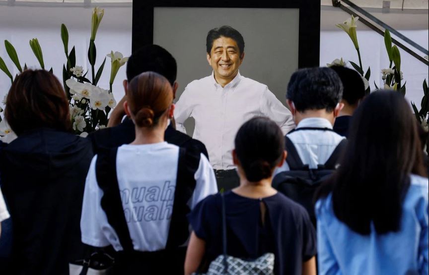 Ảnh: Hàng dài người dân Nhật Bản đến chia tay cố thủ tướng Shinzo Abe  - Ảnh 1.