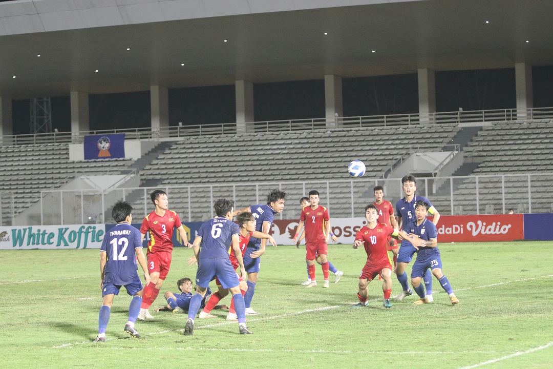 Hòa U19 Việt Nam, U19 Thái Lan ăn mừng “điên dại” trong phòng thay đồ - Ảnh 1.