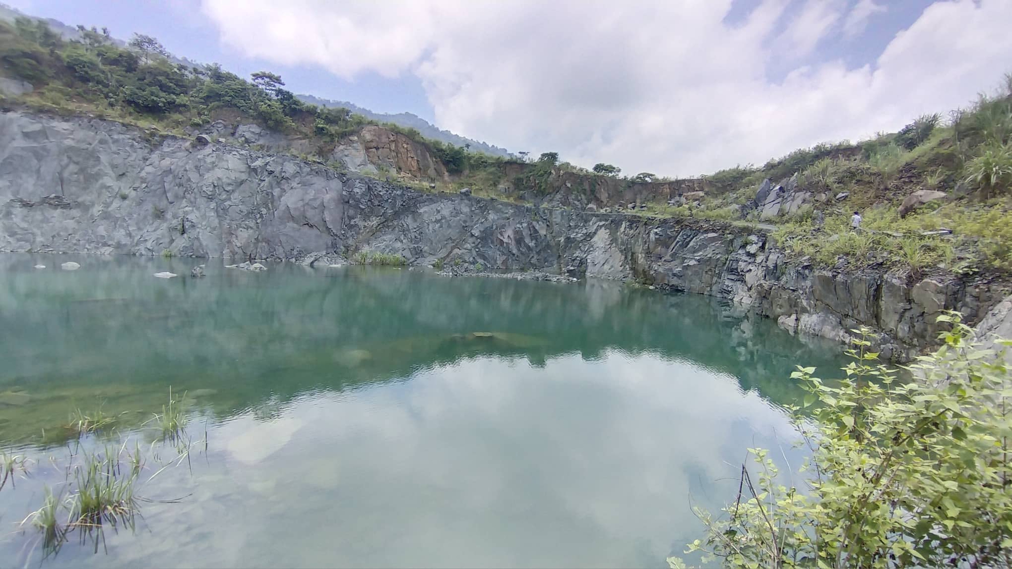 Hậu khai thác khoáng sản ở Hà Nội: Sẽ cưỡng chế việc đóng cửa mỏ và hoàn nguyên môi trường - Ảnh 1.