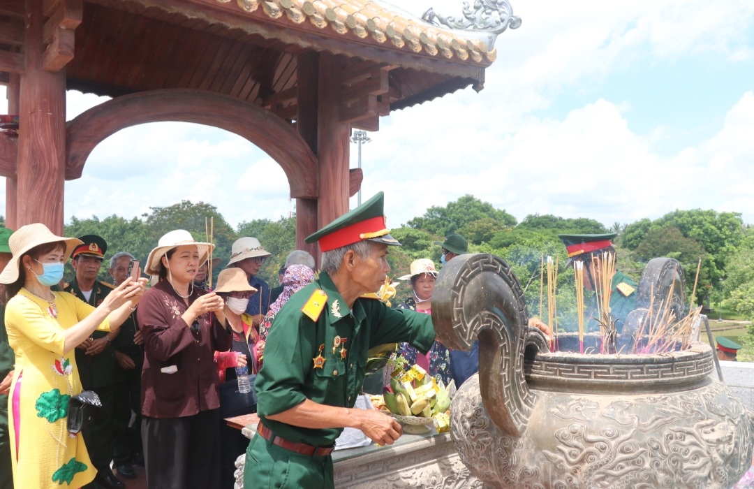 Hơn 2.300 cựu chiến binh cả nước về Thành cổ Quảng Trị dâng hương cho đồng đội - Ảnh 1.