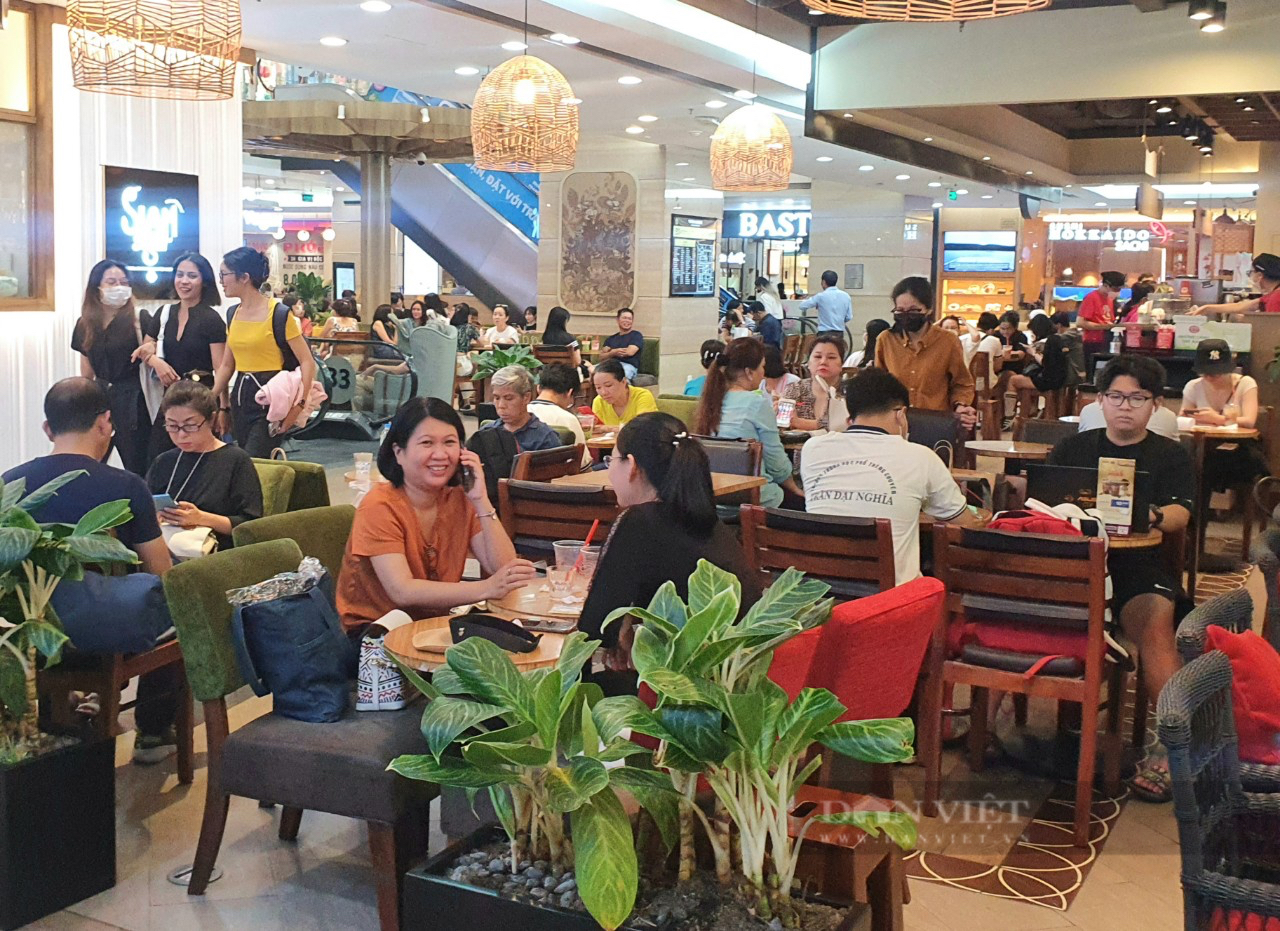 Cuộc chiến tìm quán cà phê để nghỉ trưa của dân công sở ở trung tâm Sài Gòn - Ảnh 1.