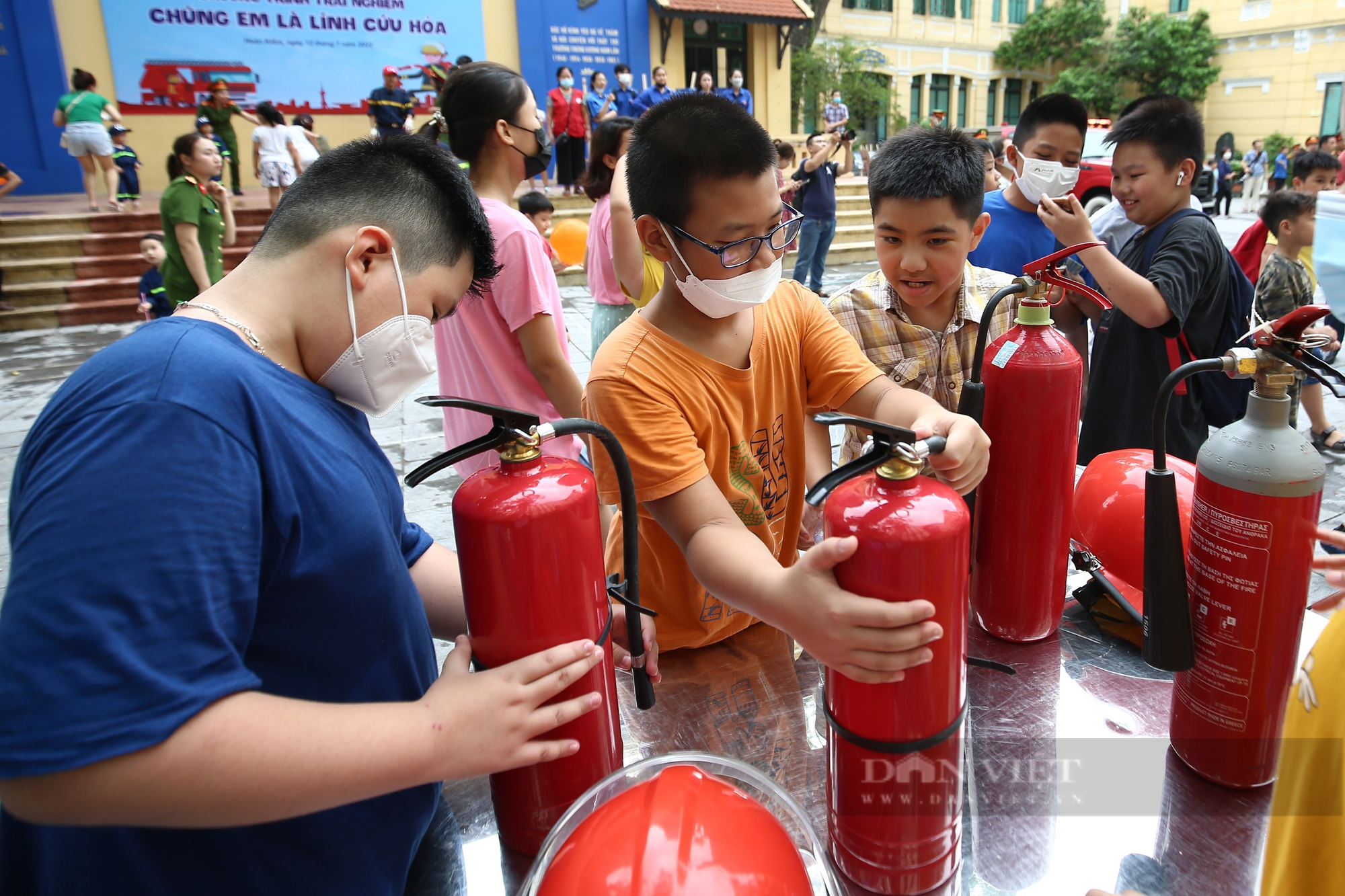 Trẻ em hào hứng trải nghiệm trở thành Cảnh sát PCCC - Ảnh 11.