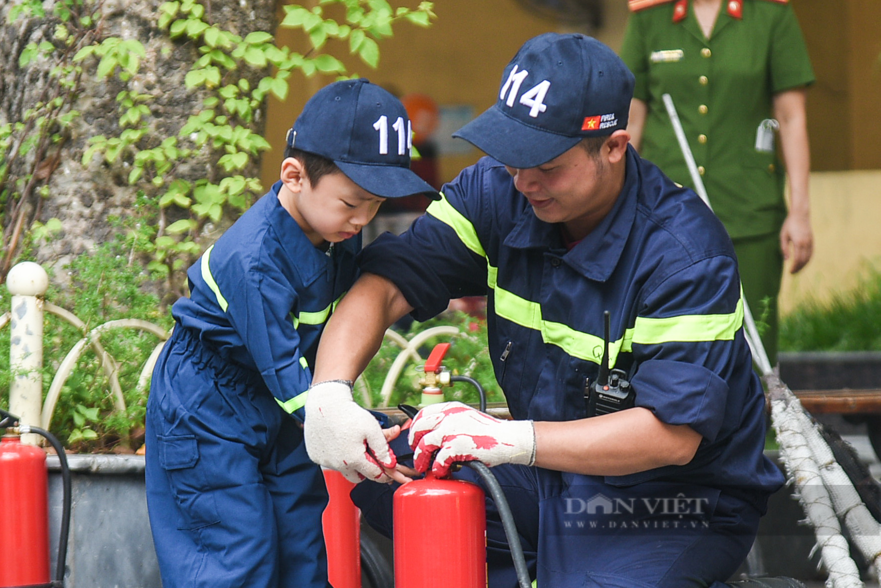 Trẻ em hào hứng trải nghiệm trở thành Cảnh sát PCCC - Ảnh 2.