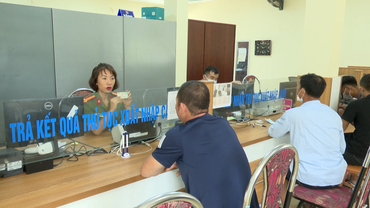 Ngày đêm cấp hộ chiếu mẫu mới cho công dân miền núi Sơn La - Ảnh 5.