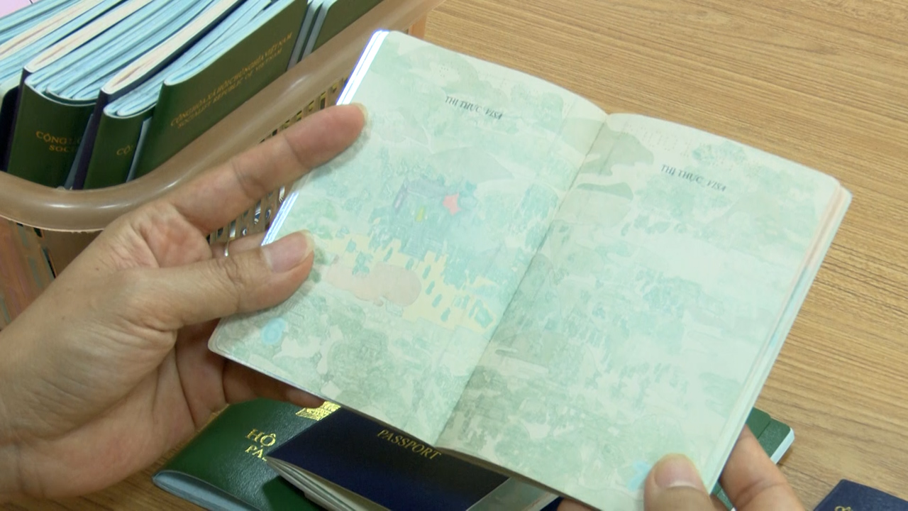 Ngày đêm cấp hộ chiếu mẫu mới cho công dân miền núi Sơn La - Ảnh 4.