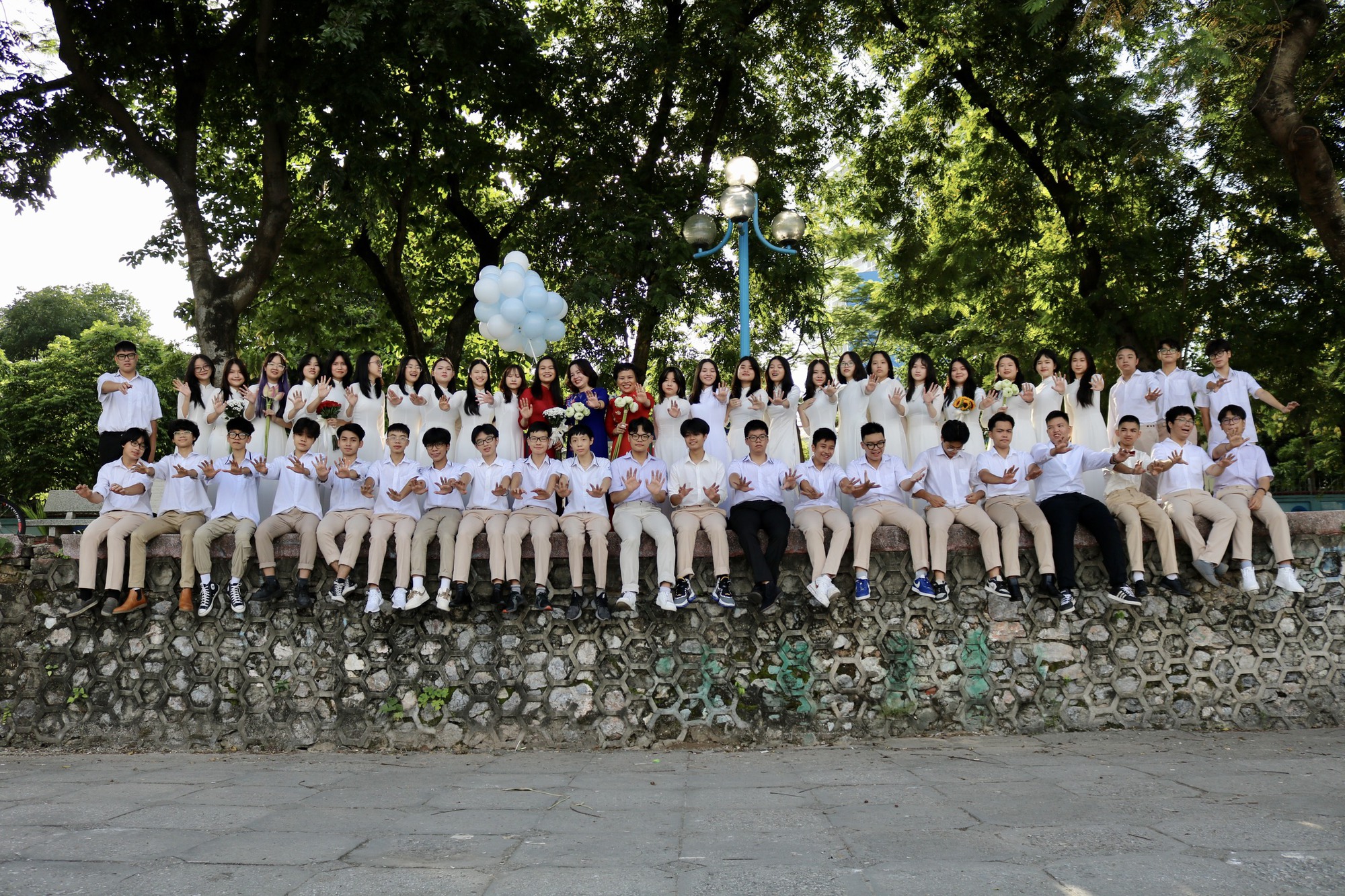 Lớp học &quot;khủng&quot; với 12 học sinh trúng nhiều nguyện vọng nhất thi vào 10 Hà Nội, tiết lộ từ cô giáo - Ảnh 1.
