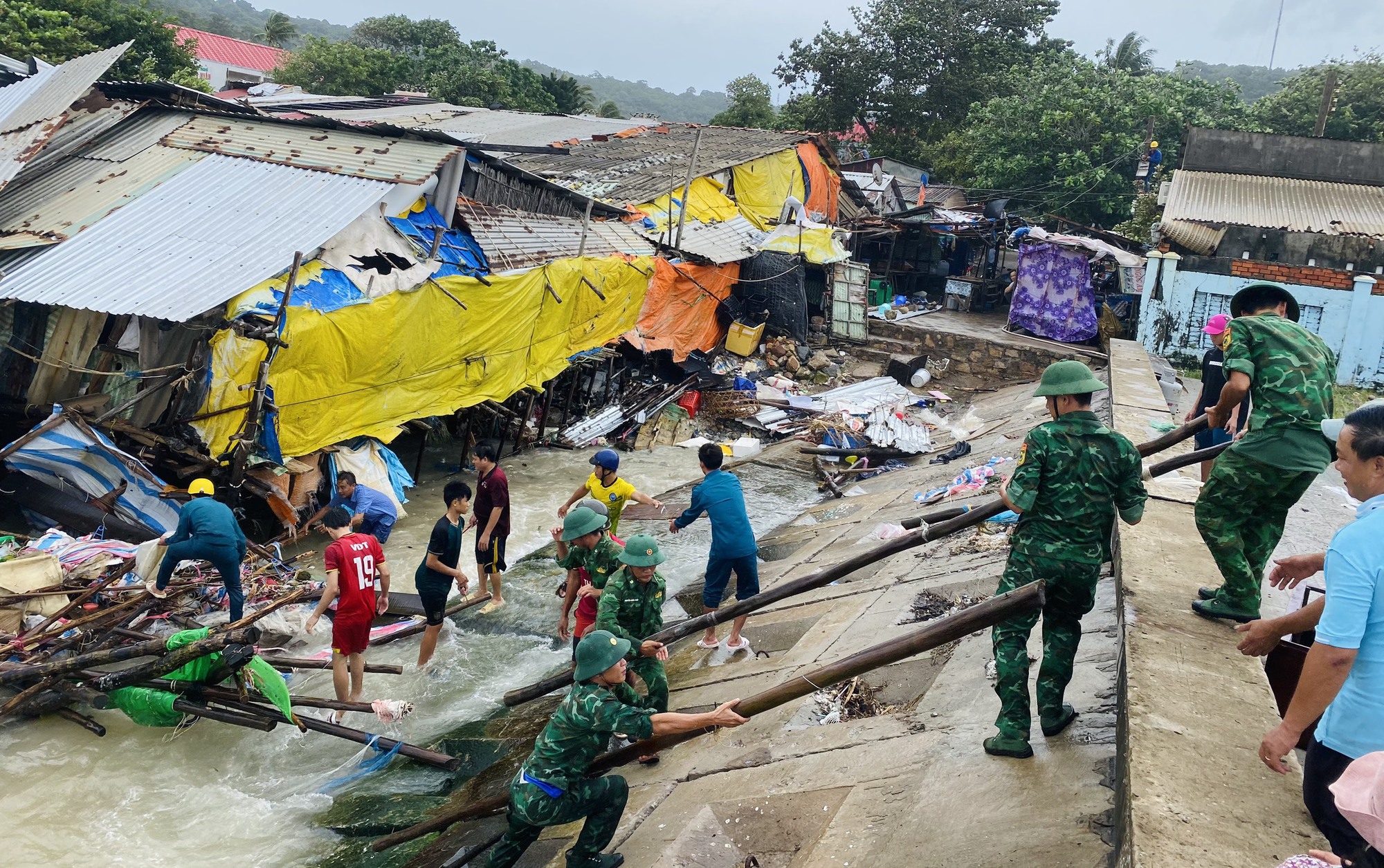 Kiên Giang: Một tàu cá bị lật khi đang vào bờ trú mưa bão, hai cha con mất tích   - Ảnh 3.