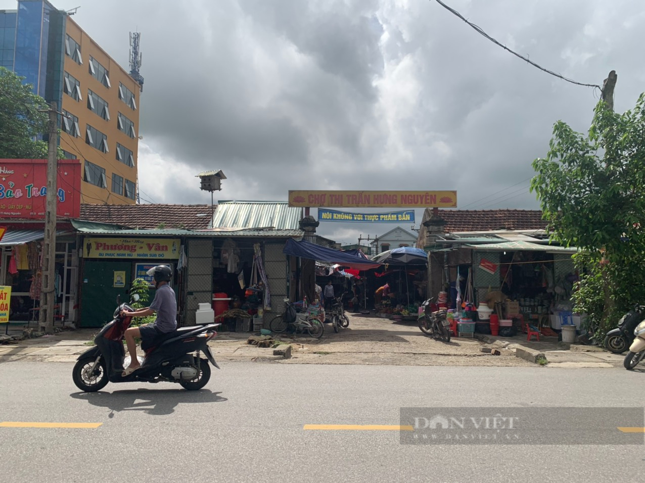 Chợ Phủ ở thị trấn Hưng Nguyên: Ô nhiễm môi trường, xuống cấp, mất an toàn giao thông - Ảnh 1.
