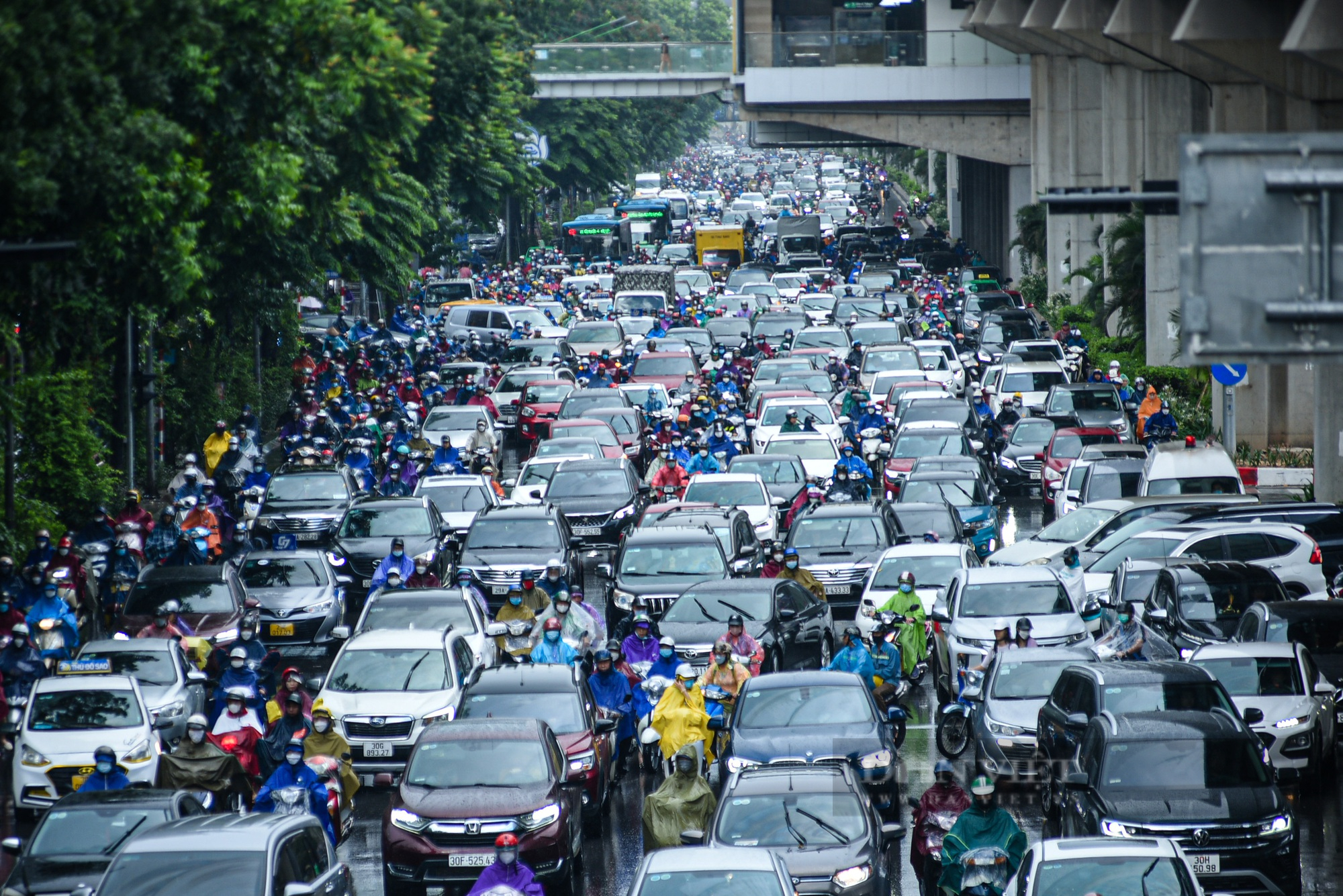 Đường phố Hà Nội tắc 'không lối thoát' sau cơn mưa tầm tã vào giờ cao điểm - Ảnh 2.