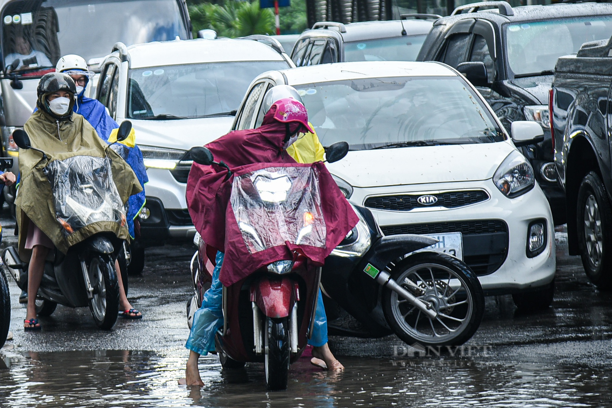 Đường phố Hà Nội tắc 'không lối thoát' sau cơn mưa tầm tã vào giờ cao điểm - Ảnh 13.