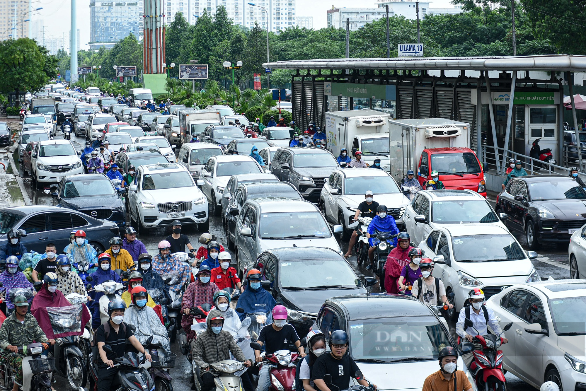 Đường phố Hà Nội tắc 'không lối thoát' sau cơn mưa tầm tã vào giờ cao điểm - Ảnh 10.