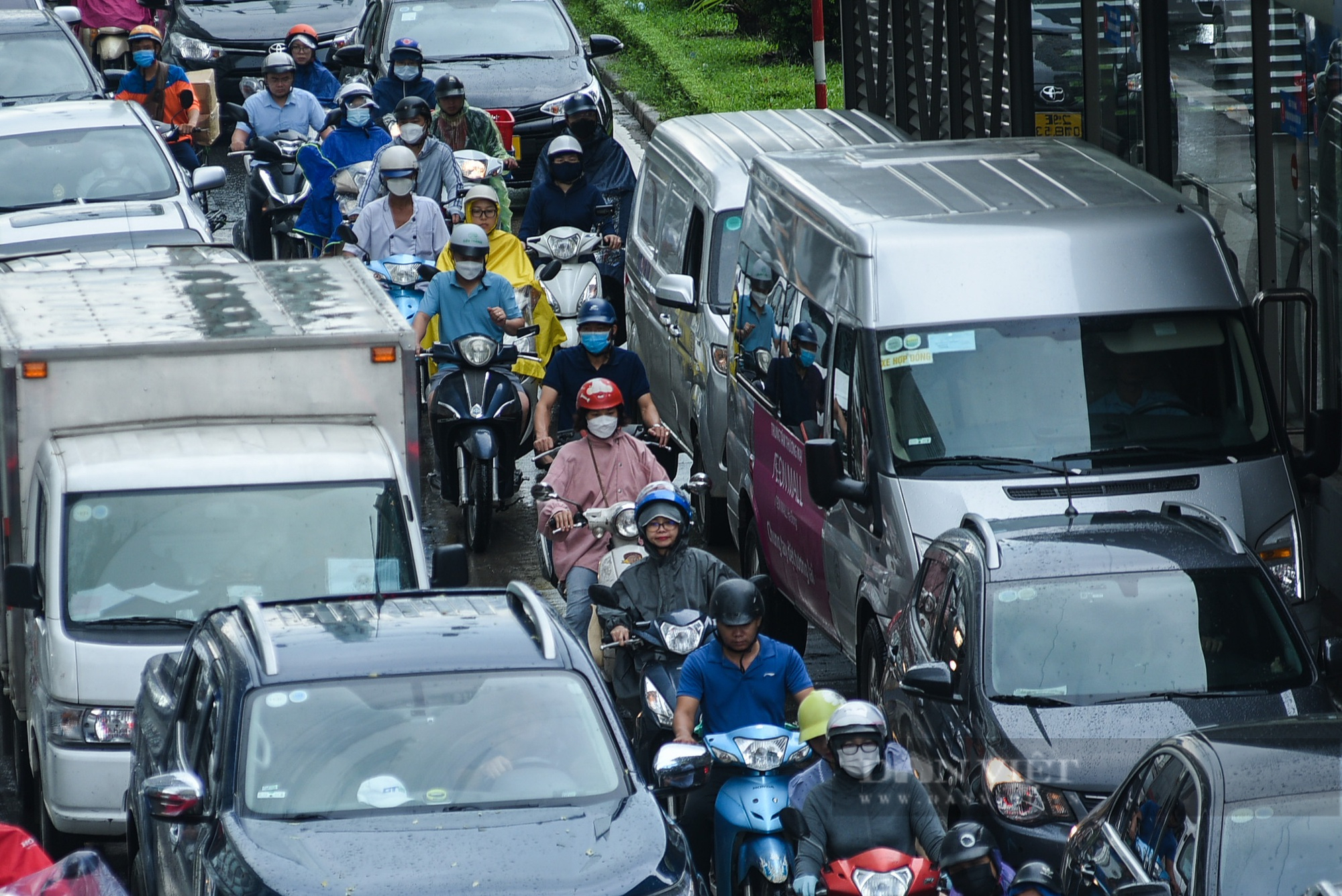 Đường phố Hà Nội tắc 'không lối thoát' sau cơn mưa tầm tã vào giờ cao điểm - Ảnh 11.