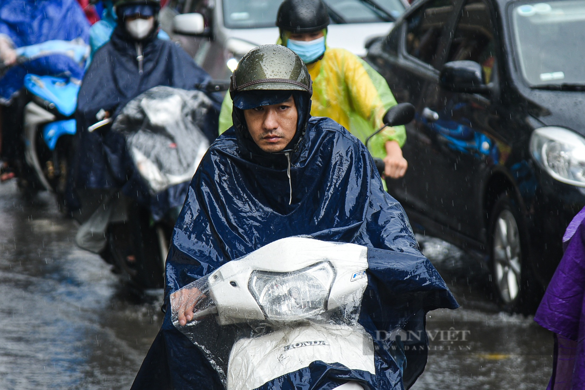 Đường phố Hà Nội tắc 'không lối thoát' sau cơn mưa tầm tã vào giờ cao điểm - Ảnh 5.