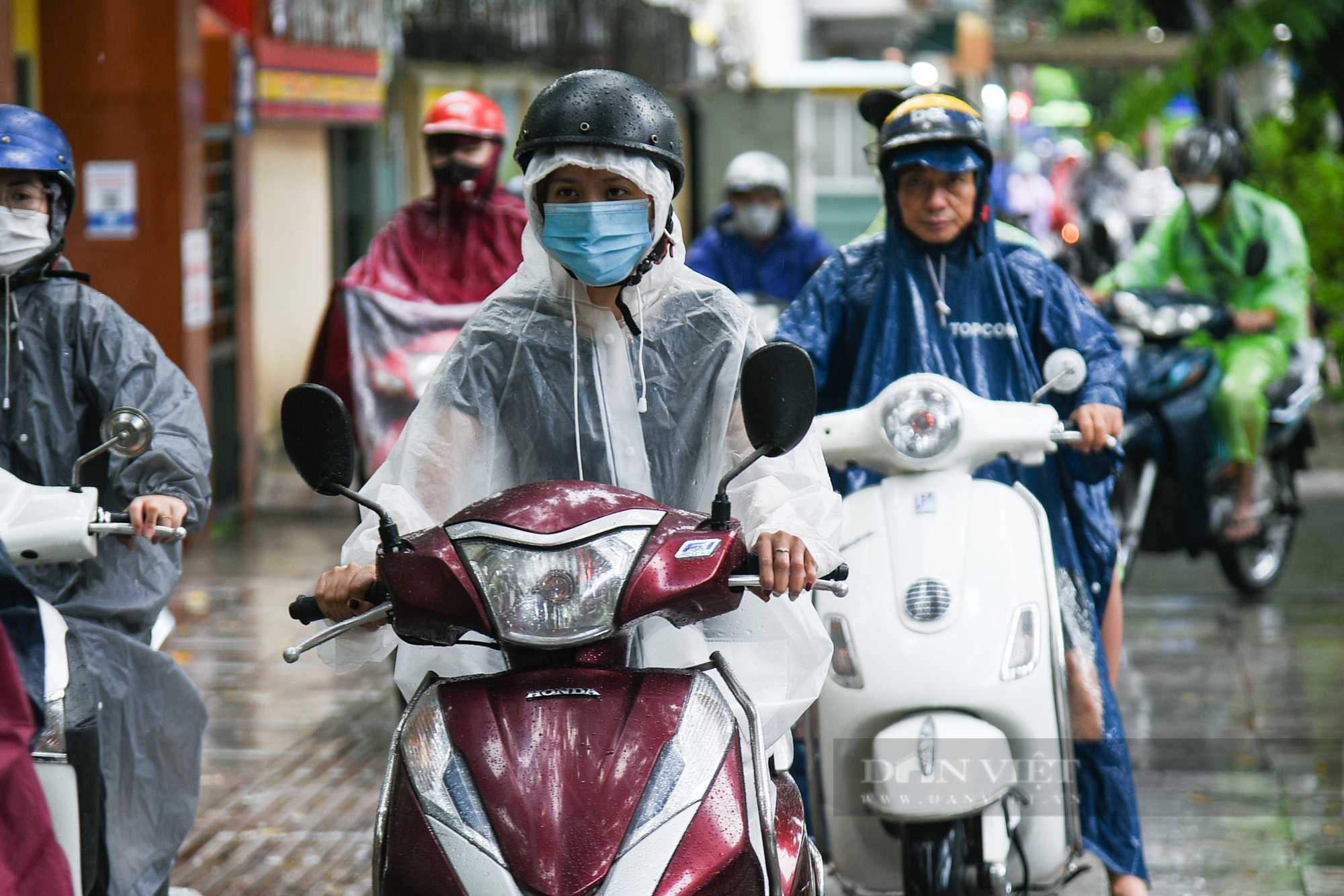 Đường phố Hà Nội tắc 'không lối thoát' sau cơn mưa tầm tã vào giờ cao điểm - Ảnh 8.