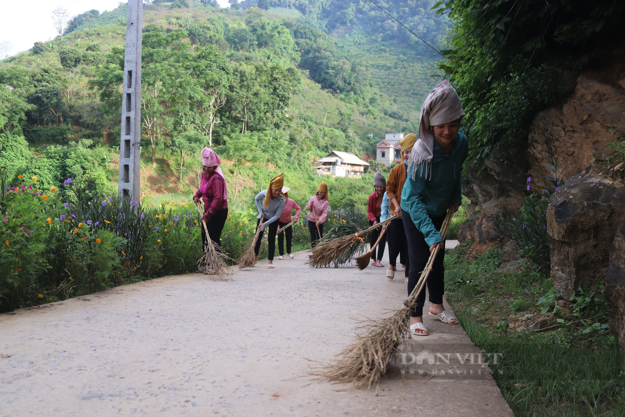 Mê mẩn con đường hoa nông thôn mới đẹp như tranh ở bản người Thái của tỉnh Sơn La - Ảnh 14.