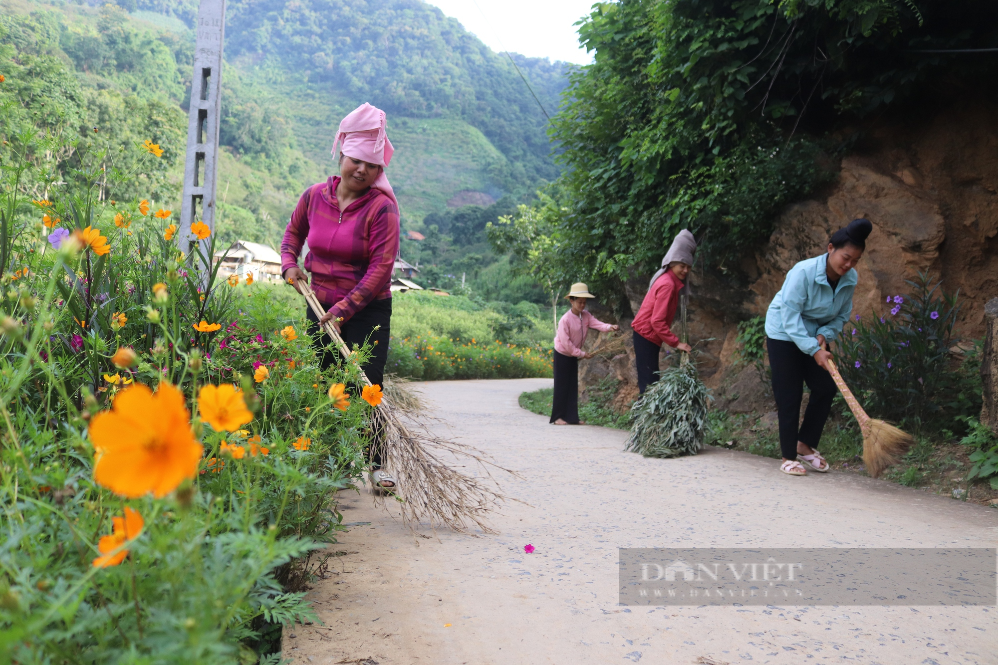 Mê mẩn con đường hoa nông thôn mới đẹp như tranh ở bản người Thái của tỉnh Sơn La - Ảnh 8.