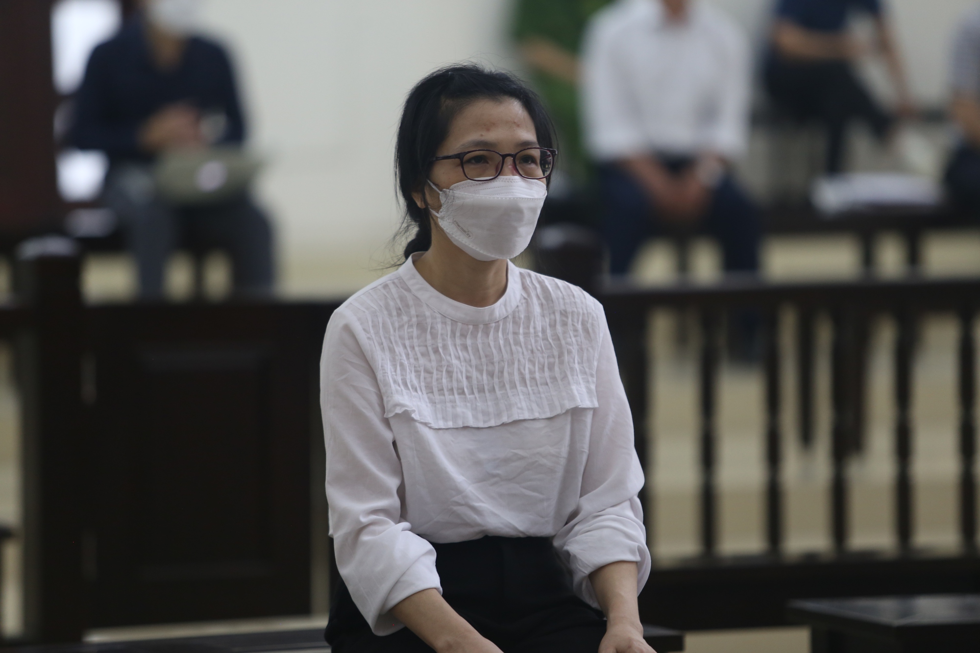 Xét xử ông Nguyễn Đức Chung: Nữ bị cáo nghĩ sắp có sổ hưu ai ngờ phải vào tù - Ảnh 1.