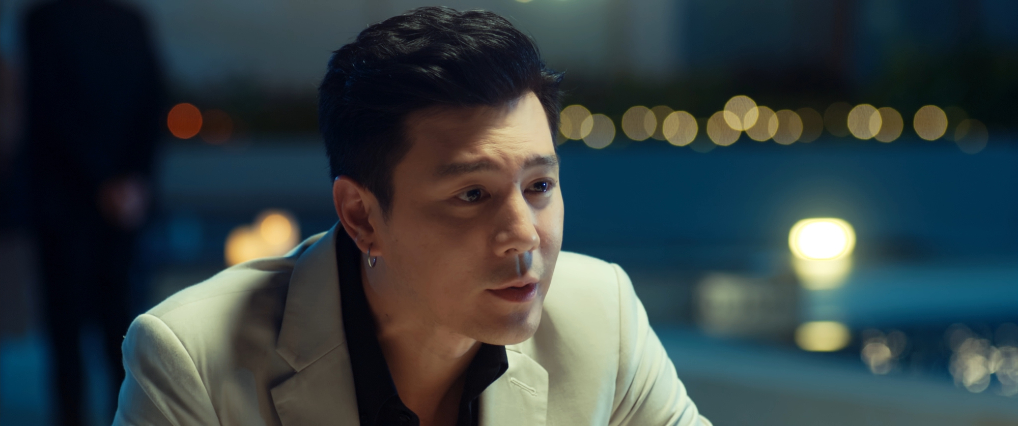 Người tình ca sĩ Lệ Quyên xuất hiện cùng dàn nam thần Việt - Thái trong phim điện ảnh - Ảnh 5.