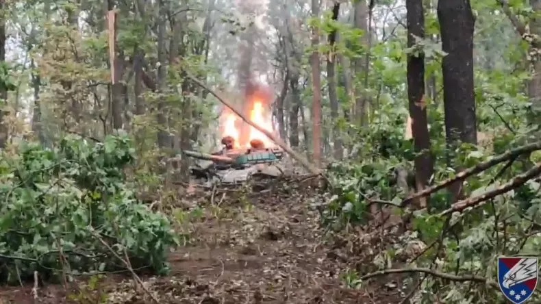 Lính dù Ukraine 'đọ sức' xe tăng Nga trong rừng, kết quả bất ngờ - Ảnh 2.